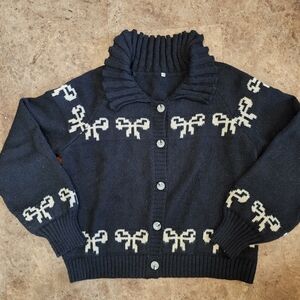 Black With Cream Bow Pattern Sweater Size Medium